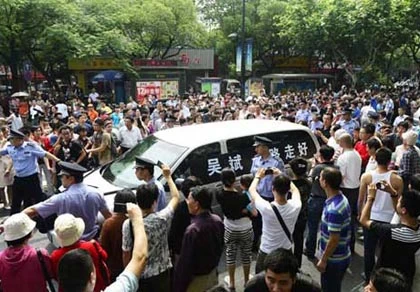 "Anh hùng xe buýt" gây xúc động cả Trung Quốc ảnh 1