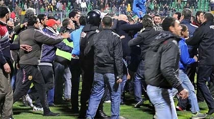 Bạo loạn sân cỏ, ít nhất 73 người chết! ảnh 2
