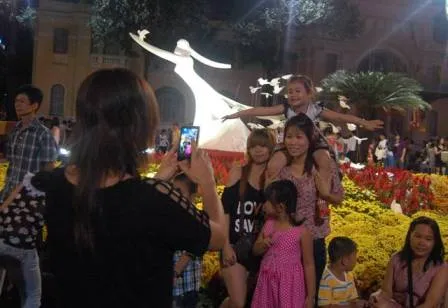 Đường hoa Nguyễn Huệ chật cứng người trong thời khắc giao thừa ảnh 7 Đường hoa Nguyễn Huệ chật cứng người trong thời khắc giao thừa ảnh 7