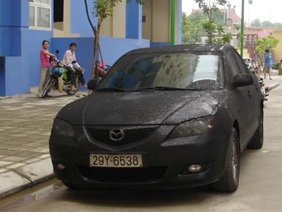 Những chiếc xe được đưa ra khỏi hầm phủ đầy muội than. Ảnh: Nguyễn Hưng.