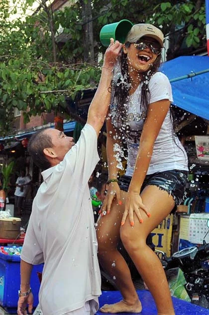 Tưng bừng Tết té nước ở Thái Lan ảnh 7