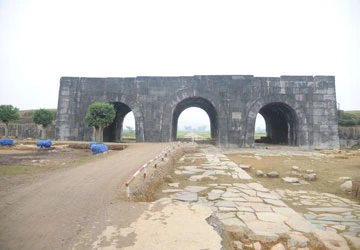 Nhiều phát hiện mới về đường Hoàng Gia Thành nhà Hồ ảnh 1