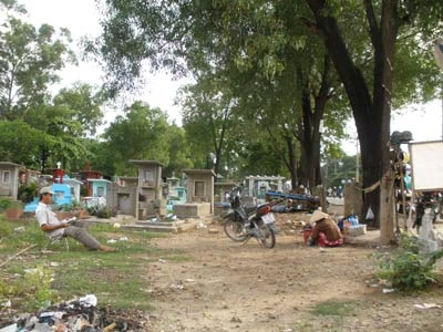 Nỗi lòng những cư dân sống cạnh nghĩa địa Bình Hưng Hòa ảnh 1