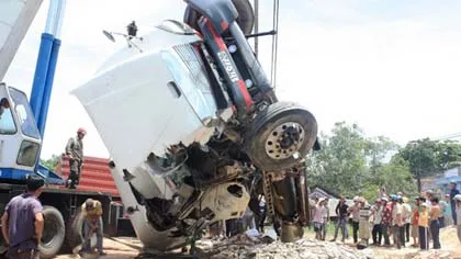 Xe tông nhau, kẹt xe 10 km trên quốc lộ 1A ảnh 3 Xe tông nhau, kẹt xe 10 km trên quốc lộ 1A ảnh 3