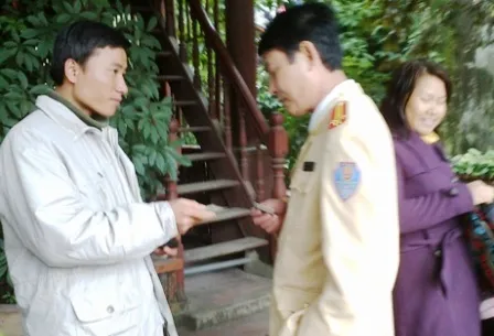 Giả danh phóng viên “tác nghiệp” với CSGT ảnh 1