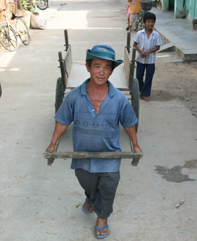 Bốn đời mang phận tí hon ảnh 3