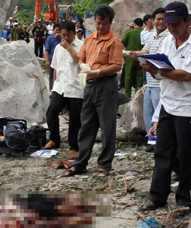 Đá lăn từ núi Cấm đè bẹp ôtô, 6 người chết ảnh 6 Đá lăn từ núi Cấm đè bẹp ôtô, 6 người chết ảnh 6