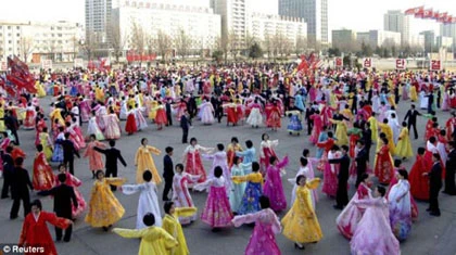 Dân Triều Tiên nhảy múa giữa lúc căng thẳng ảnh 2 Dân Triều Tiên nhảy múa giữa lúc căng thẳng ảnh 2