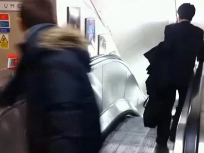 Chàng say quyết đi ngược thang cuốn ảnh 1 Chàng say quyết đi ngược thang cuốn ảnh 1