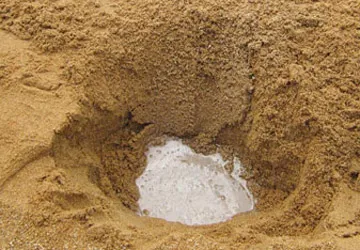 Hơn 100 ngàn lít xăng A92 ngấm xuống bãi biển ảnh 1