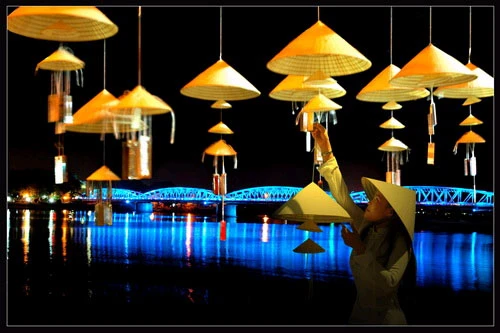 Sông Hương, cầu Trường Tiền và nón lá - Ảnh: Văn Thành Sông Hương, cầu Trường Tiền và nón lá - Ảnh: Văn Thành