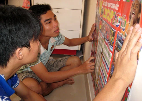 Sĩ tử phân tâm vì World Cup ảnh 1
