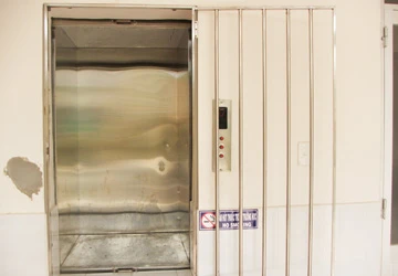 Trẻ 4 tuổi suýt chết vì bị cô giáo nhốt trong thang máy ảnh 2