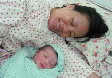 Em bé chào đời đúng thời khắc lịch sử của Thủ đô ảnh 1