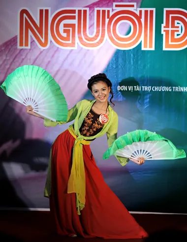 Bích Trâm rơi lệ khi trở thành Người đẹp Tài năng ảnh 1