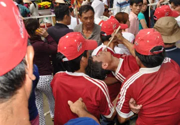 Đi lễ chùa Bà: Ngất xỉu vì khói hương, kẹt xe ảnh 3