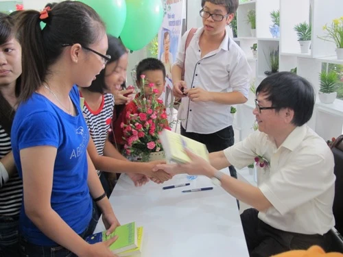 Nhà văn Nguyễn Nhật Ánh bị “bao vây” ở Đồng Nai ảnh 1