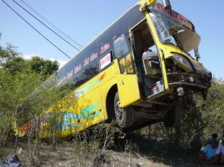 Khánh Hòa: Xe khách tông xe bồn, 1 người chết, 5 bị thương ảnh 1