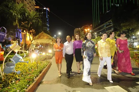 Khai mạc Đường hoa Nguyễn Huệ Tết Quý Tỵ 2013 ảnh 4 Khai mạc Đường hoa Nguyễn Huệ Tết Quý Tỵ 2013 ảnh 4