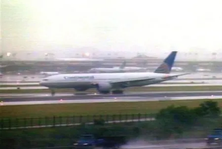 Phi cơ Continental Airlines số hiệu 61 chạy trên đường băng sân bay Newark sau khi tiếp đất an toàn. Ảnh: AP. Phi cơ Continental Airlines số hiệu 61 chạy trên đường băng sân bay Newark sau khi tiếp đất an toàn. Ảnh: AP.