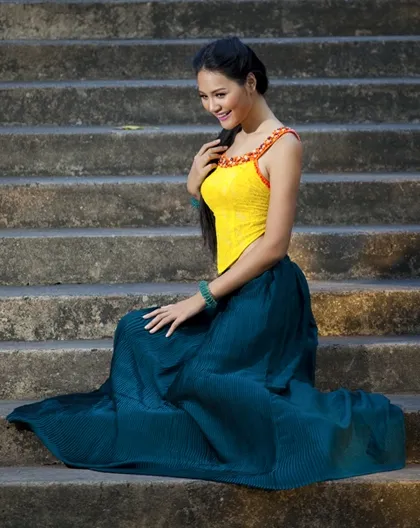 Hương Giang nền nã với áo yếm ảnh 4