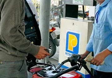 Cân nhắc giảm thuế để kìm giá xăng, dầu ảnh 1 Cân nhắc giảm thuế để kìm giá xăng, dầu ảnh 1