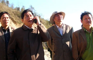 Phó Thủ tướng đi trực thăng thị sát vụ chữa cháy rừng tại Sa Pa ảnh 2