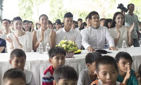 Mai Phương Thúy dành cuối tuần chơi cùng trẻ làng SOS ảnh 3