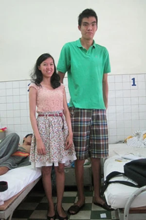 Nỗi khổ của chàng trai có chiều cao 2,03 mét ảnh 1