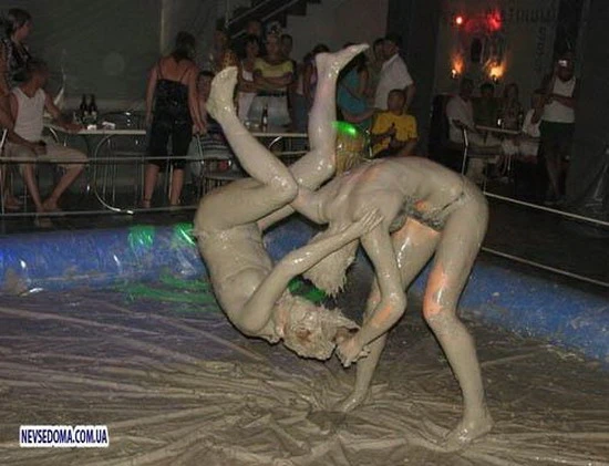 Ngắm những cô nàng xinh đẹp "vật lộn" trong... bùn lầy ảnh 8