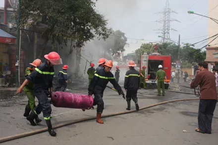 Vụ cháy kinh hoàng tại cây xăng: Ngọn lửa vẫn chưa tắt hẳn ảnh 5