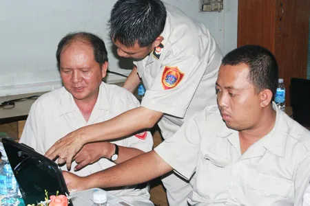 Các chuyên viên Thanh tra Sở Xây dựng đang tập trung với những câu hỏi của bạn đọc. Ảnh Thanh Nhã Các chuyên viên Thanh tra Sở Xây dựng đang tập trung với những câu hỏi của bạn đọc. Ảnh Thanh Nhã