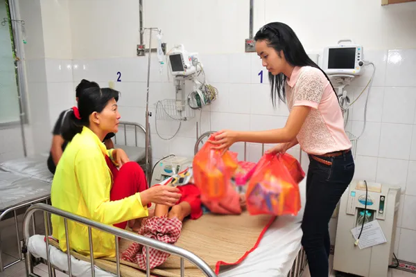 Bảo Trân, Ngọc Quý tặng quà trẻ ung bướu ảnh 5