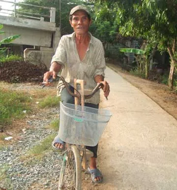 Ông Ba Chuẩn, 67 tuổi trên đường đến “chợ”. Ảnh: N.ĐỨC Ông Ba Chuẩn, 67 tuổi trên đường đến “chợ”. Ảnh: N.ĐỨC