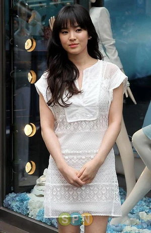 Song Hye Kyo xinh xắn với mái hỉ nhi ảnh 3