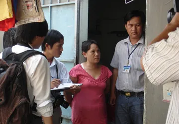 Bắt khẩn cấp "bảo mẫu tắm trẻ bằng... chân" ảnh 1 Bắt khẩn cấp "bảo mẫu tắm trẻ bằng... chân" ảnh 1