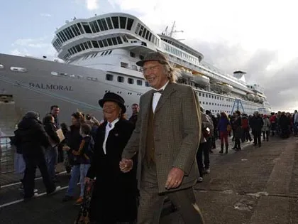 Khách bị ốm, tàu tưởng niệm Titanic quay về ảnh 3