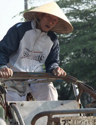 Cụ ông gần 100 tuổi đạp xích lô ảnh 5
