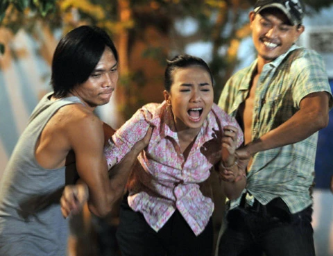 Ngọc Diệp bị xé áo ảnh 1