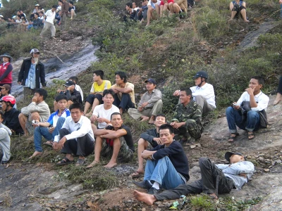 Tường thuật trực tiếp: Trục vớt chiếc xe khách bị lũ cuốn trôi - Phần 2 ảnh 12 Tường thuật trực tiếp: Trục vớt chiếc xe khách bị lũ cuốn trôi - Phần 2 ảnh 12