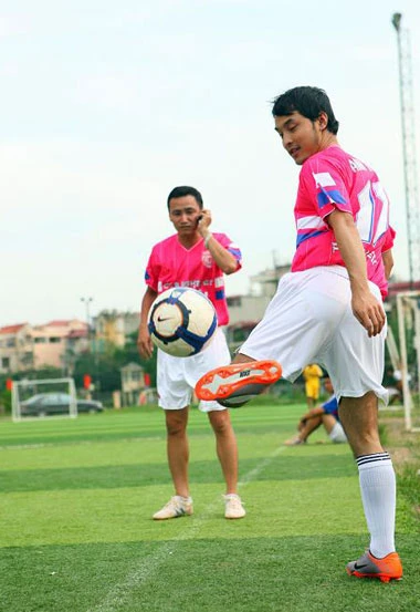 Ưng Hoàng Phúc trên sân bóng. Ảnh: WMARecords.