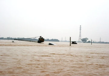 Tường thuật trực tiếp: Trục vớt chiếc xe khách bị lũ cuốn trôi - Phần 1 ảnh 1