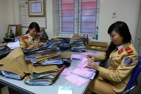 Đâm vào nhau vì mải ngắm nữ CSGT xinh đẹp ảnh 1