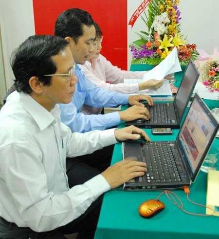 Ông Nguyễn Đình Tấn Cục trưởng Cục thuế TP. HCM trực tiếp trả lời bạn đọc, Ành: HTD