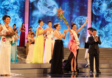 Lưu Thị Diễm Hương đăng quang Hoa hậu Thế giới người Việt 2010 ảnh 3