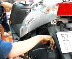 Chỉ bằng chiêu lừa đơn giản, thợ sửa xe có thể "móc túi" khách bạc triệu. Ảnh: T.Hoà Chỉ bằng chiêu lừa đơn giản, thợ sửa xe có thể "móc túi" khách bạc triệu. Ảnh: T.Hoà