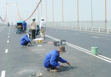 Xe tải “gian” phá cầu Thuận Phước ảnh 1