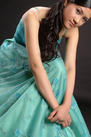 “Mỗi lần ngoái nhìn đều thấy cô đẹp hơn cái nhìn trước”.