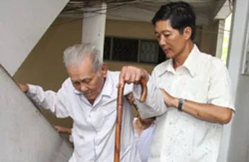 Tỷ phú trúng số 97 tuổi mang tiền đi phát ảnh 1