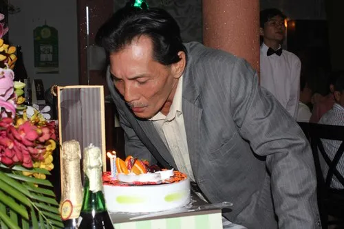 Thương Tín lần đầu mừng sinh nhật ở tuổi 58 ảnh 1